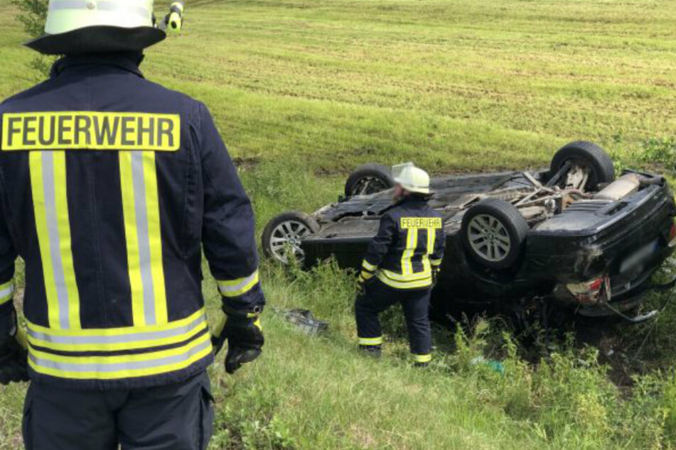 Der BMW landete auf dem Dach.