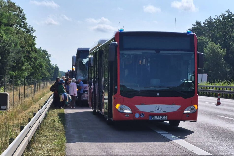 Die Insassen des Reisebusses sind zur Weiterfahrt in einem Bus der Feuerwehr umgestiegen.