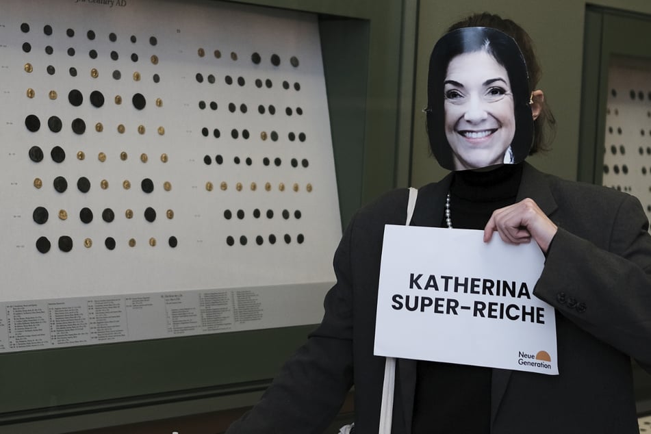 Protest als Katherina Reiche: "Neue Generation"-Aktivistin klebt sich im Bode-Museum fest