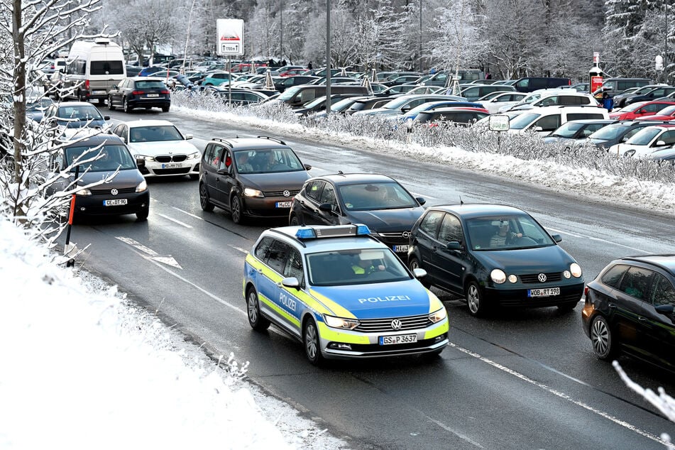 Bereits am Samstag waren die Parkplätze im Harz vollkommen überfüllt. Die Autos standen Schlange.