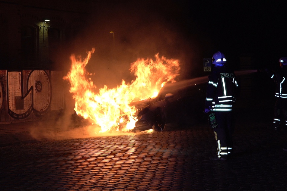 In der Linnéstraße brannte am Samstagabend ein Opel Astra.
