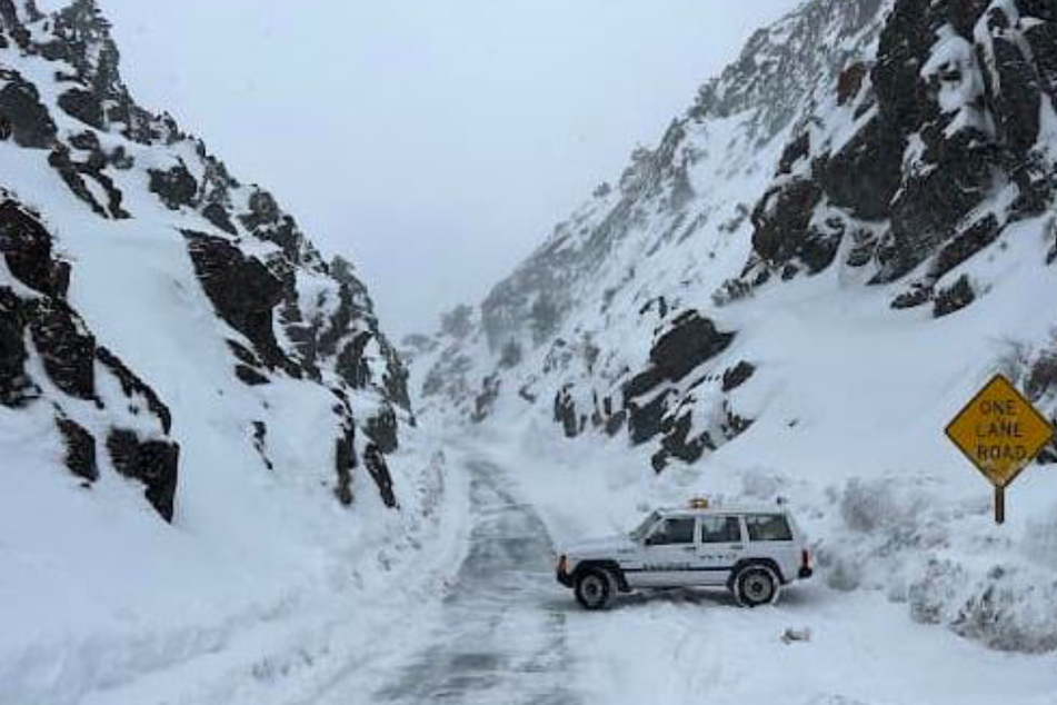 Gefangen im Schneesturm: 81-Jähriger überlebt knapp eine Woche im Auto