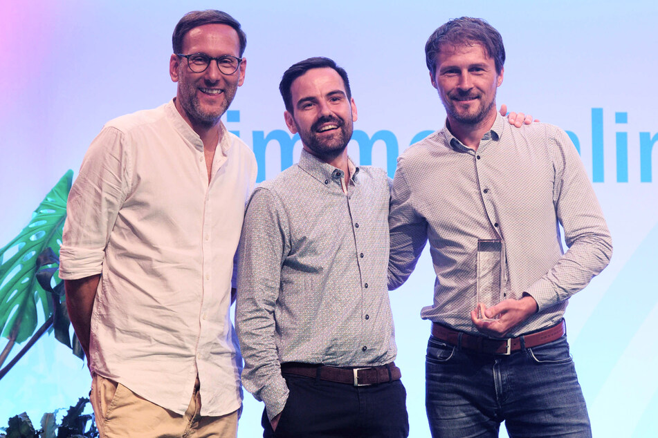 1Live-Moderator Simon Beeck (44, l.) bei der Verleihung des Grimme Online Award mit den Gewinnern Sascha Collet und Michael Schönherr (r.) im Jahr 2022.