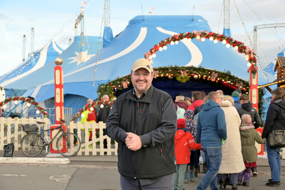 Am Freitag strömten Gäste um 10 Uhr zur Vorstellung in den Dresdner Weihnachts-Circus. Das freute Geschäftsführer Dirk Porn (46).