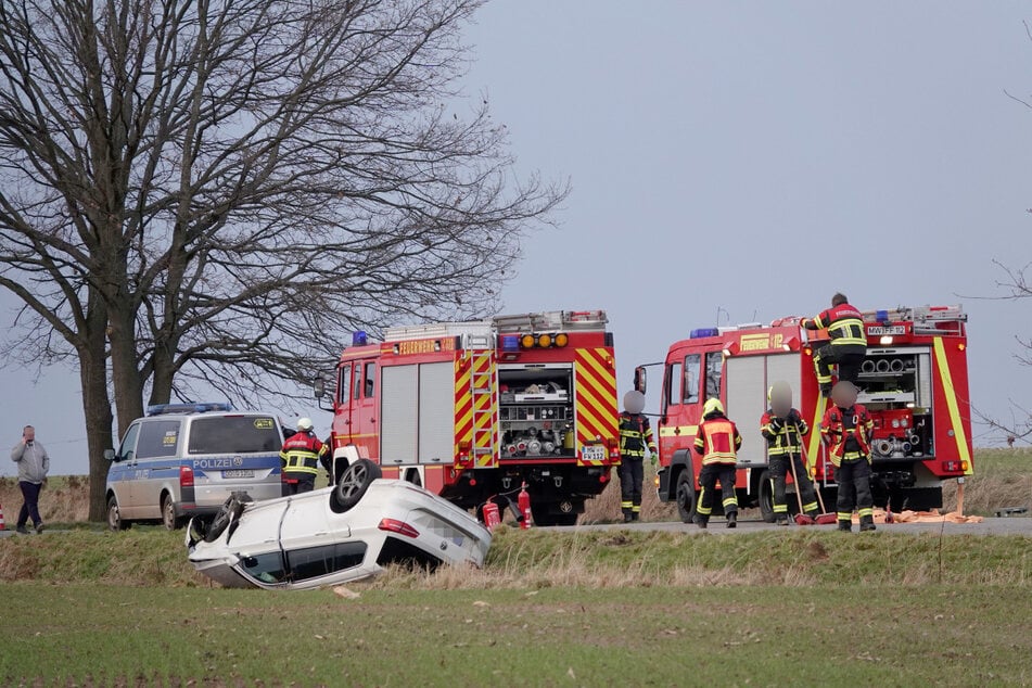 Baum-Crash bei Lichtenau: Ein VW-Fahrer kollidierte auf der Claußnitzer Straße mit einem Baum und landete anschließend auf dem Dach. Die Feuerwehr barg das Fahrzeug.