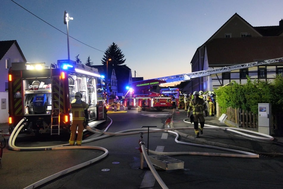 Die Feuerwehr konnte ein Übergreifen der Flammen auf andere Gebäude verhindern. Der Schuppen selbst wurde durch die Flammen vollständig zerstört.