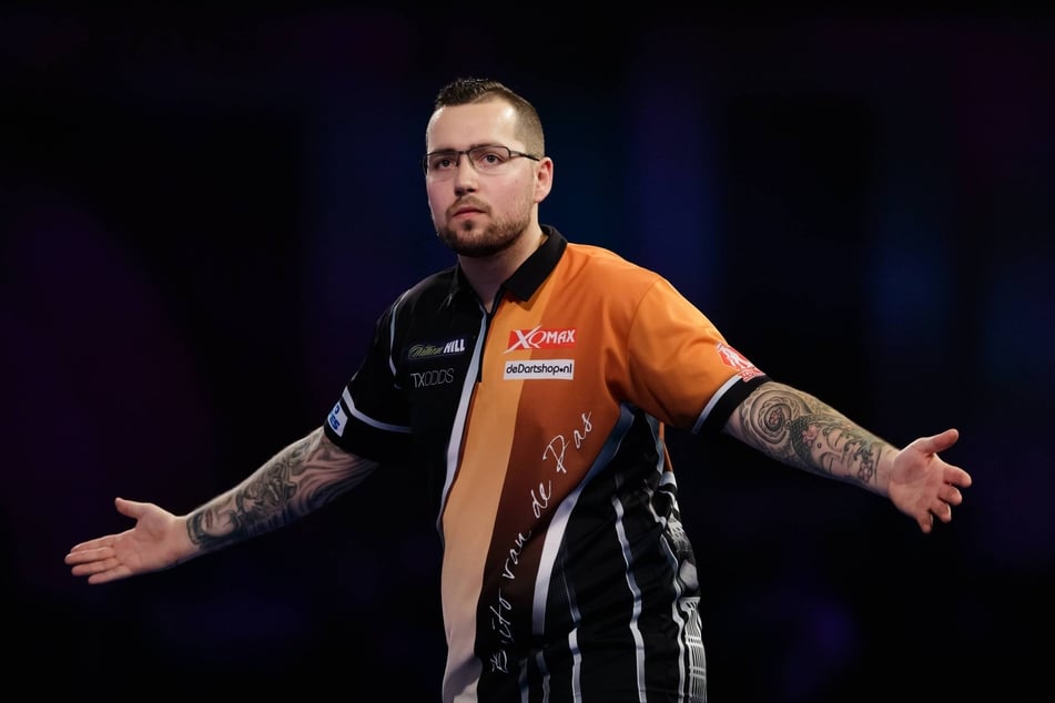 Der frühere Darts-Profi Benito van de Pas (33) greift wieder an.