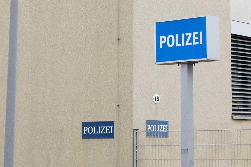 Mann bepinkelt Polizeistation - Eine halbe Stunde später hat er Handschellen um