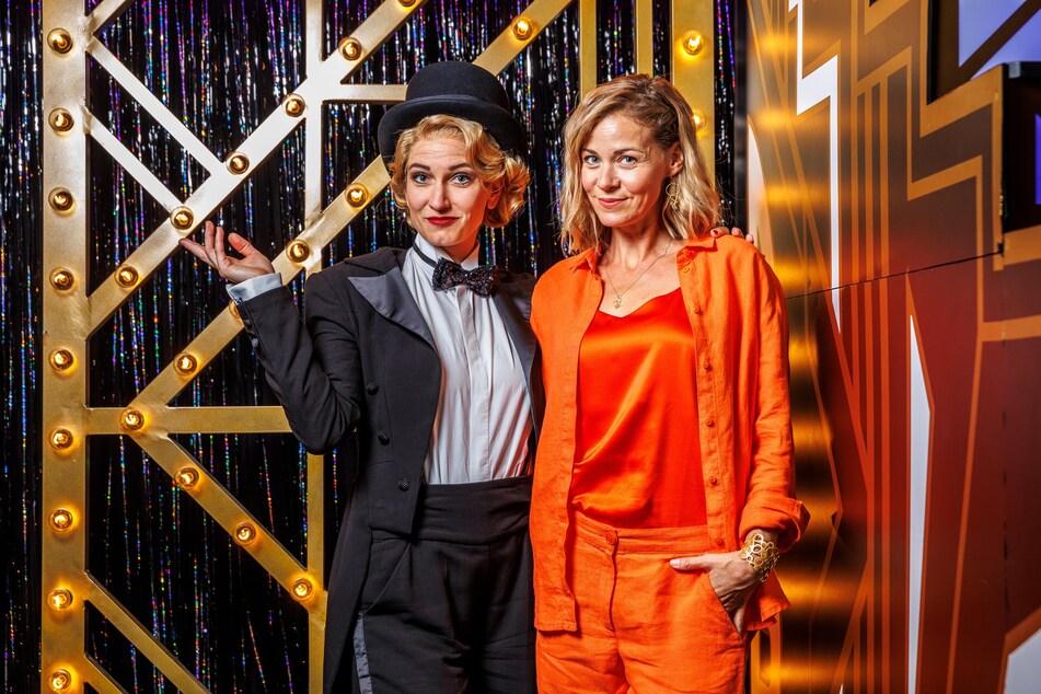 Schauspielerin Jessica Ginkel (43, r.) posiert mit "BERLIN BERLIN"-Darstellerin Lena Müller ("Marlene Dietrich").