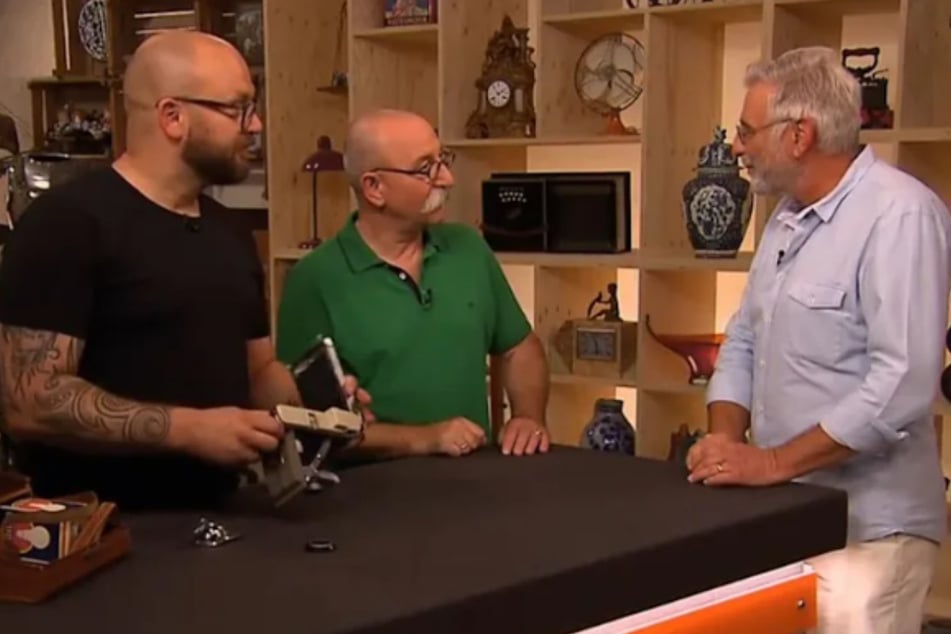 Walter Popp (r.) aus Bad Schwalbach hat eine Polaroid-Kamera zu "Bares für Rares" mitgebracht.