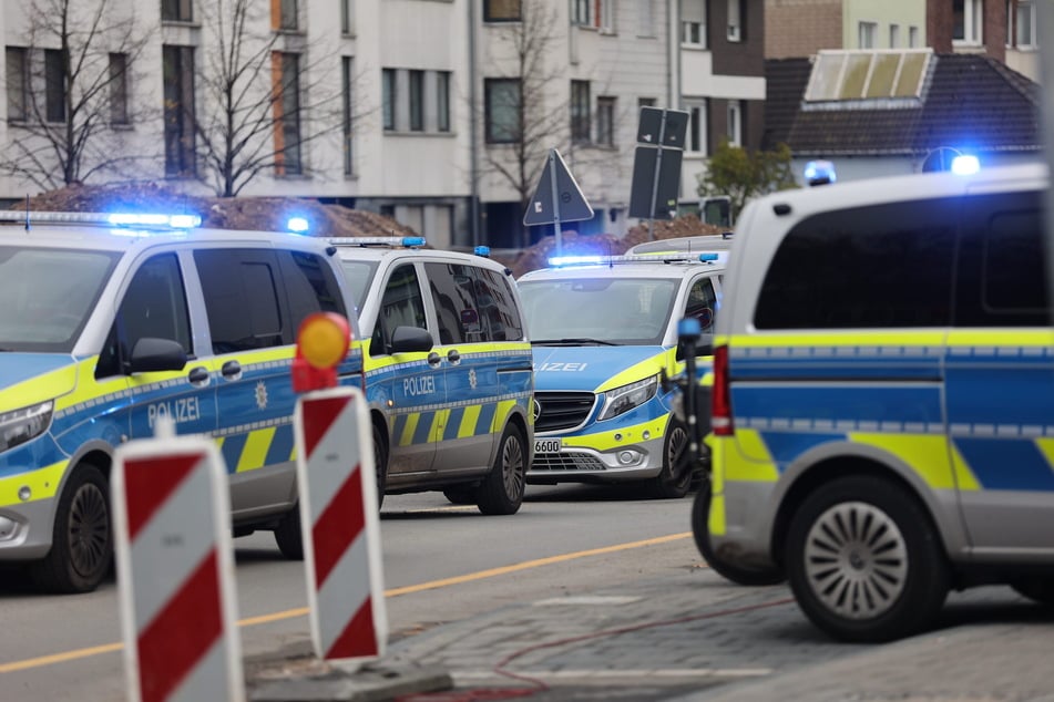 Großeinsatz bei Arbeitsagentur: Polizei glaubt Grund für Alarm zu kennen