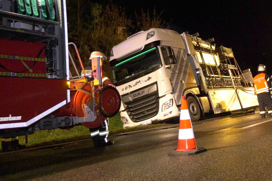 Schwerwiegende Folgen: Lastwagen bleibt mit Kran an B54-Brücke hängen