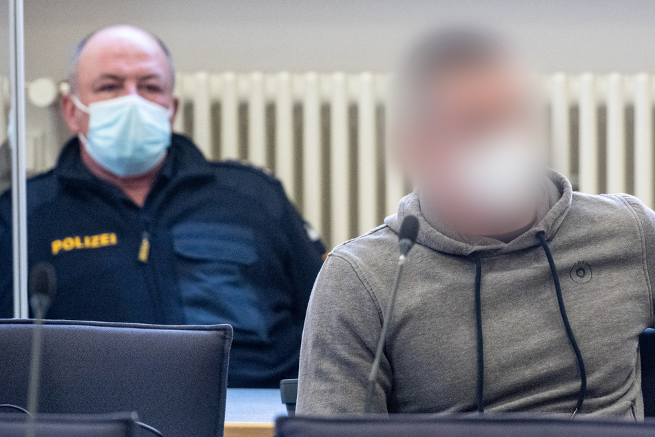 Für einen Brandanschlag auf einen SEK-Beamten ist der Täter vor dem Landgericht Regensburg zu einer siebenjährigen Haftstrafe verurteilt worden.