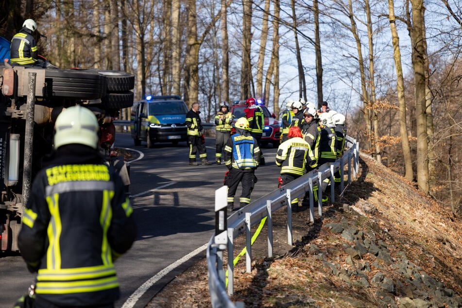 Zahlreiche Einsatzkräfte waren zum Unfallort ausgerückt.
