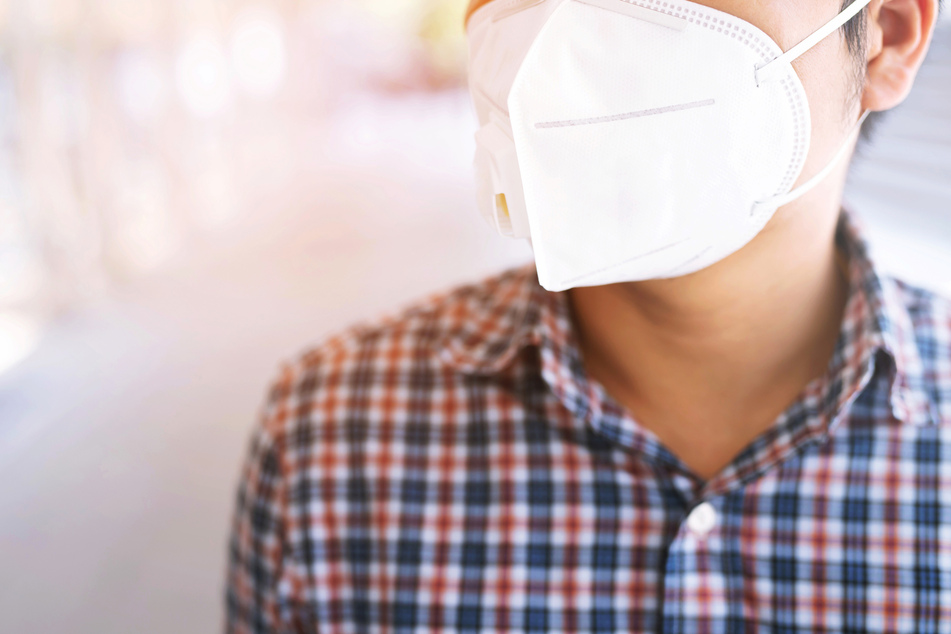 In geschlossenen Räumen sollen Masken getragen werden, um das Risiko auf eine Coronavirus-Übertragung zu minimieren. (Symbolbild)