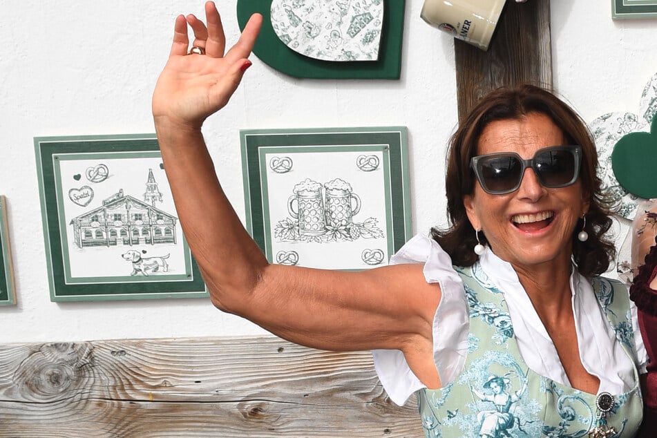 Claudia Obert: Verwirrt auf dem Oktoberfest: Kennt Claudia Obert ihr eigenes Geburtsdatum nicht mehr?