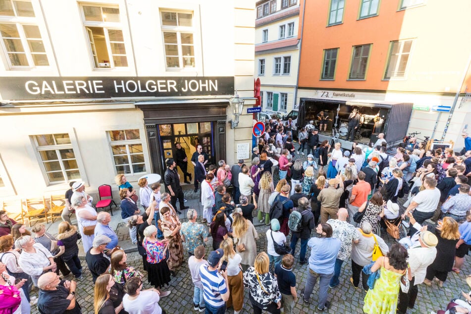 Wenn die Galerie Holger John zur Vernissage lädt, ist die Straße voller Publikum.
