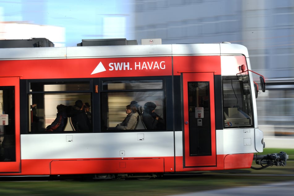Schwerer Unfall in Halle: Tram fährt junge Frau an - Klinik!