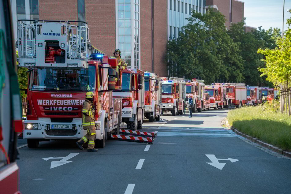 Feuerwehrautos reihen sich zur Übung in der Erlanger Innenstadt auf.