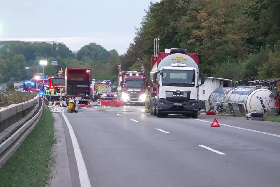 Mittlerweile ist die Fahrbahn wieder teils frei.