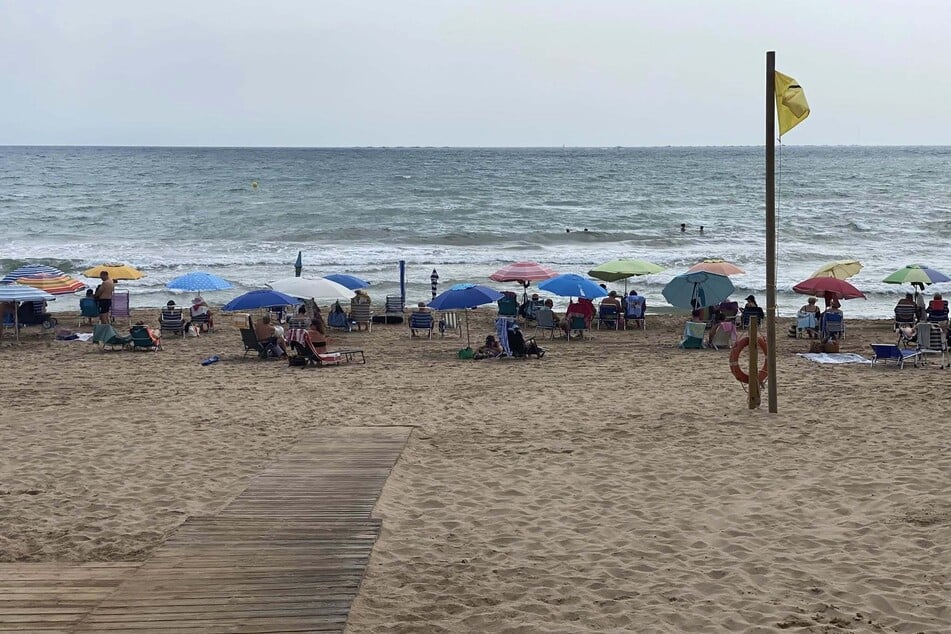 Strandbesucher dürfen zwar wieder ins Wasser, dennoch wird die Lage weiterhin aufmerksam beobachtet.