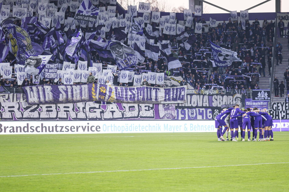 Zusammenhalten wie auf dem Foto oder auseinanderfallen: Was passiert mit der Auer Mannschaft? Schon die Spiele bis Weihnachten könnten Aufschluss geben.