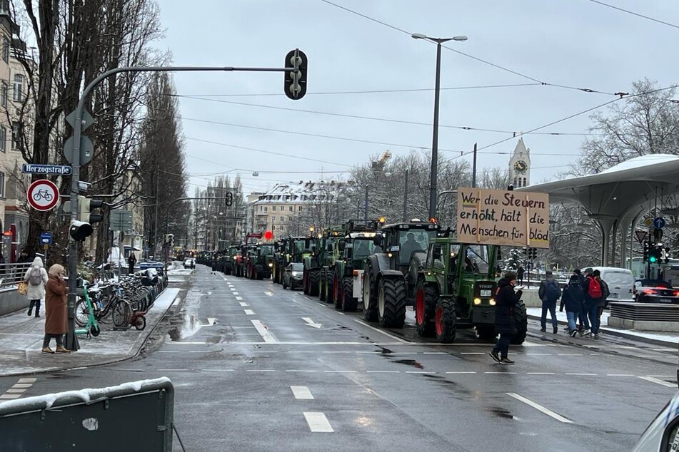 Traktoren reihen sich in Schwabing auf der Leopoldstraße in Richtung Innenstadt auf.
