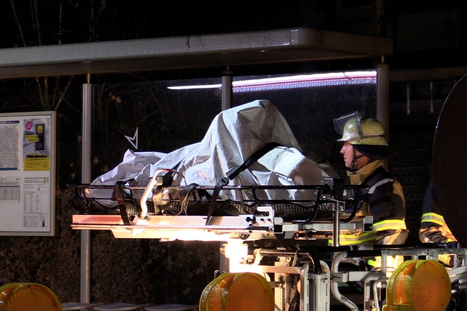 Nach der Explosion in einem Wohnhaus in Essen ist in der ersten Etage des Mehrfamilienhauses am Sonntag eine Leiche gefunden worden.
