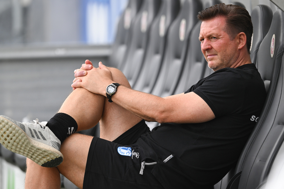 Christian Titz (52), Trainer des 1. FC Magdeburg warnt seine Spieler vor ihren Gegner Holstein Kiel.