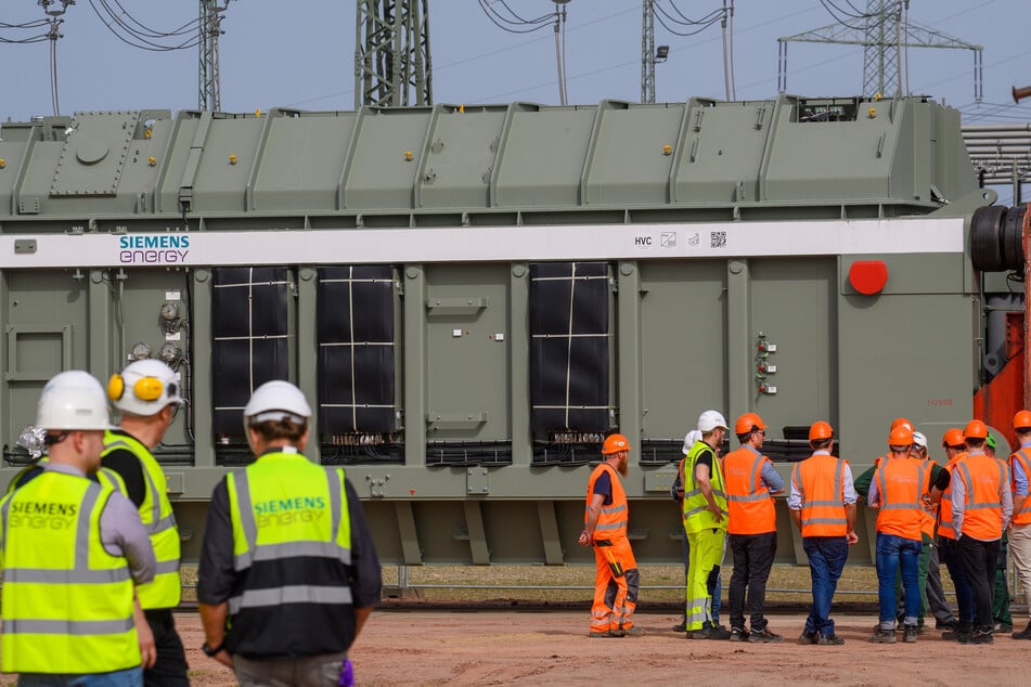 Techniker arbeiten seit den frühen Morgenstunden daran, die Störung im Wassernetz zu beheben. (Symbolbild)
