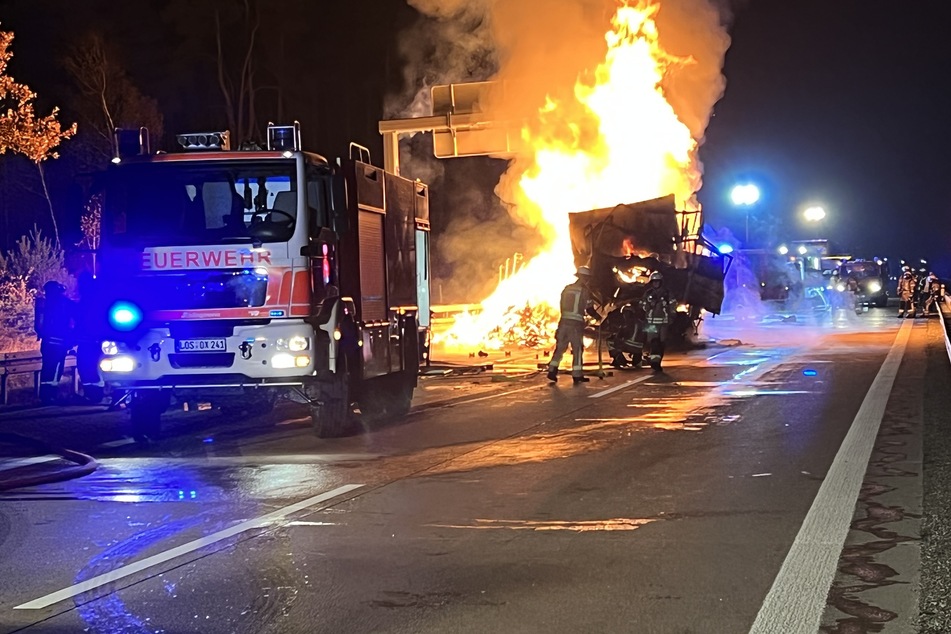 Ein Lastwagen stand auf der A12 lichterloh in Flammen.