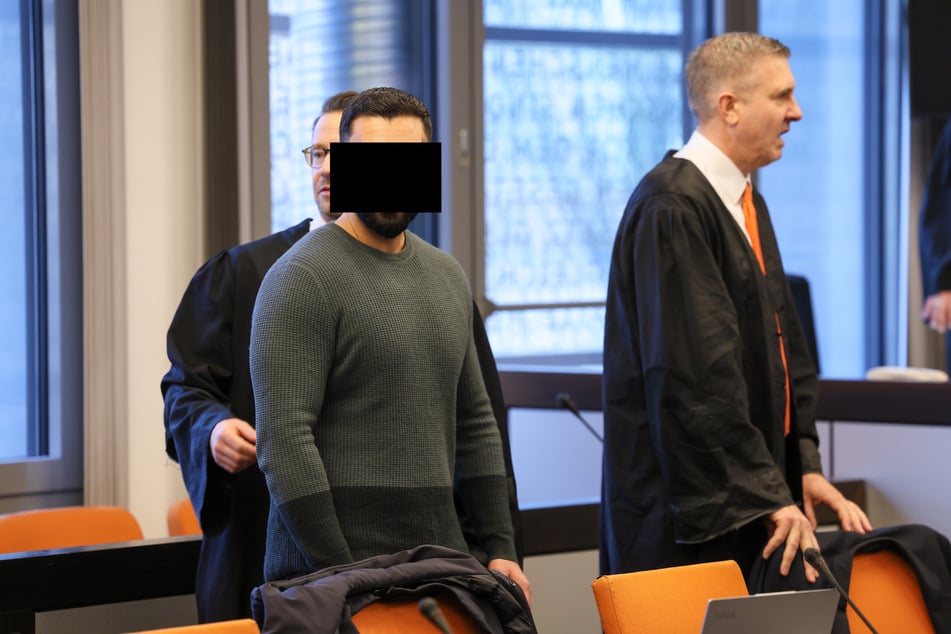 Im Mordprozess um eine getötete junge Frau (†19) vor dem Wuppertaler Landgericht hat der Angeklagte (25, M.) seine Verantwortung eingeräumt.