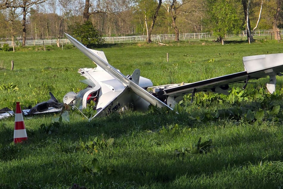In Niedersachsen ist ein Ultraleichtflugzeug kurz nach dem Start abgestürzt.
