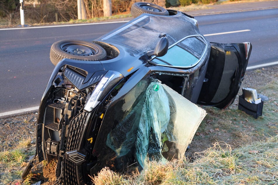 Totalschaden! Der Renault wurde durch den heftigen Zusammenstoß in den Seitengraben geschleudert.