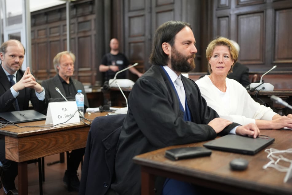 Christina Block (52) neben ihrem Anwalt Ingo Bott (42, 2.v.r.). Der Steakhouse-Erbin wird die Entführung ihrer Kinder vorgeworfen.