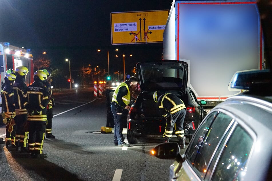 Wie konnte das passieren? Audi knallt an Leipziger BMW-Werk auf parkenden Lkw