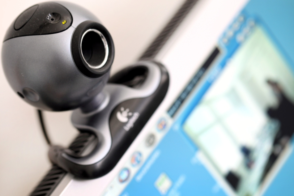 Die Polizei empfiehlt, die Webcam für einen Videochat zunächst abzukleben, um das Geschehen zu beobachten. (Symbolfoto)