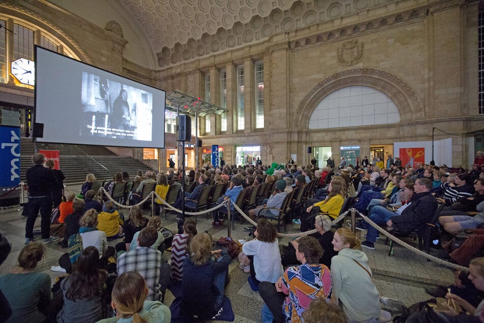 Unter anderem am Montagabend könnt Ihr in der Osthalle des Hauptbahnhofs kostenlos einen Film schauen.