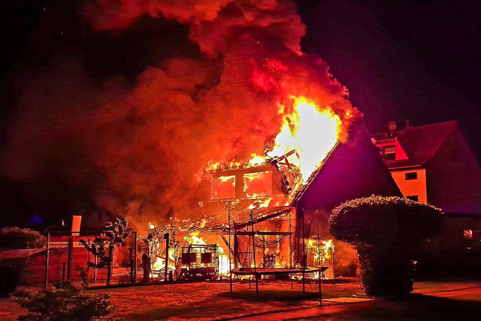 Flammenschein und eine riesige Rauchwolke sind weithin sichtbar gewesen.