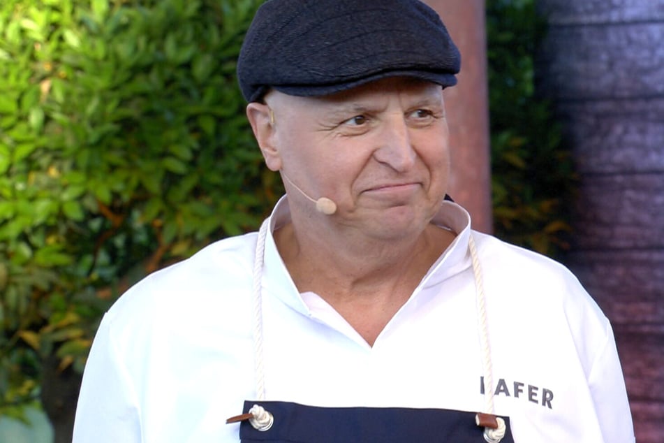 TV-Koch Johann Lafer (68) war sichtlich gerührt von dem warmen Empfang, den ihm die Fans an der Seebühne im Elbauenpark in Magdeburg beim "Grill den Henssler Sommer-Special" bereitet haben.