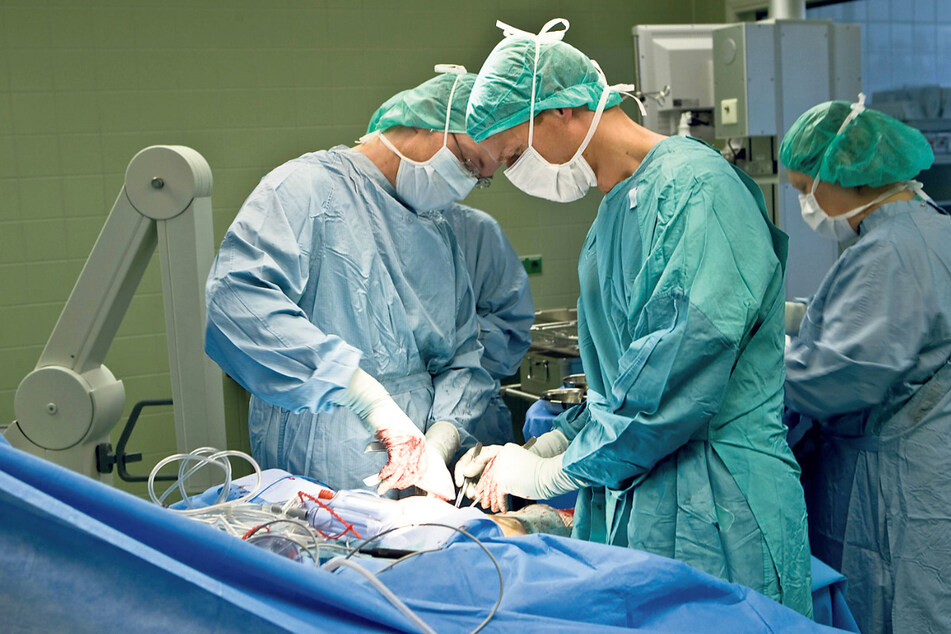 Bald soll es in Sachsens Krankenhäusern wieder geplante Operationen geben, die wegen Corona verschoben wurden.