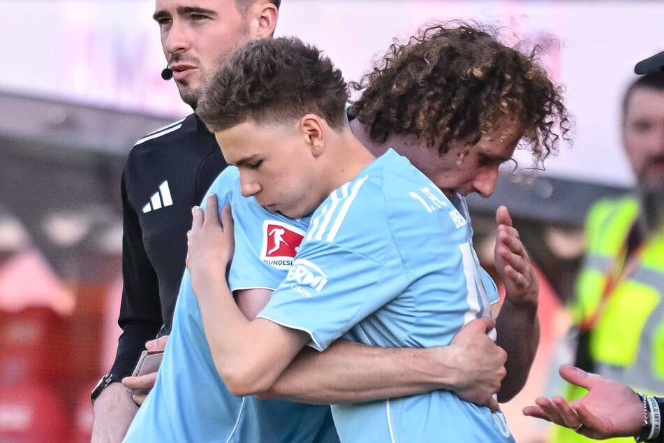 Tief durchatmen, der erste Schritt ist gemacht: Gegen Heidenheim hat Linus Güther (16, r.) nach Einwechslung für Alex Kral (27) die erste Bundesliga-Luft geschnuppert.