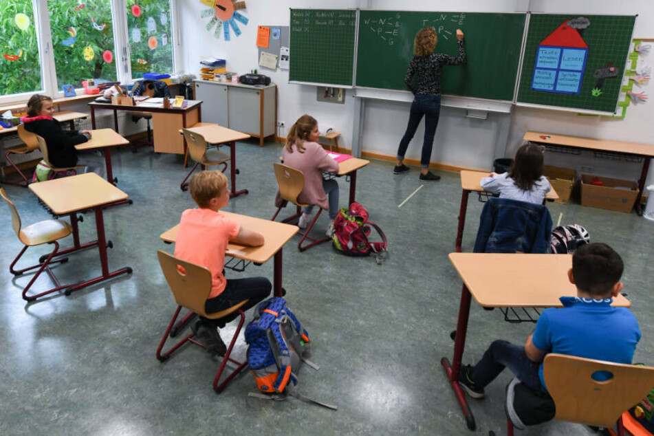 54 Prozent der Befragten glauben nicht, dass der angestrebte Regelbetrieb an den deutschen Schulen funktionieren wird (Archivbild).