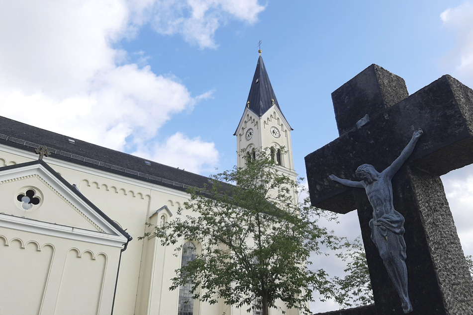 Die Kirche St. Nikolaus in Garching an der Alz. Dort war ein wegen sexuellen Missbrauchs verurteilter katholischer Priester rund 20 Jahre lang als Pfarrer tätig - und soll erneut Kinder missbraucht haben.