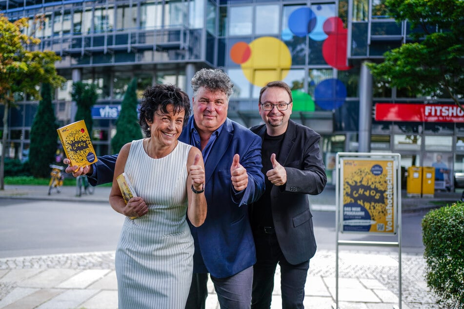Freuen sich aufs neue Semester: Anja Jäpel-Nestler (Vize-Direktorin der Volkshochschule, v.l.), Jürgen Küfner (Direktor) und Thomas Heider (Programmbereichsleiter Digitales und Medien).