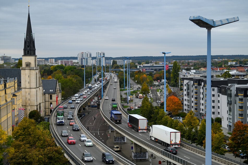 Ein betrunkener Fußgänger kletterte am Samstagabend auf das Geländer der Hochstraße in Halle. (Archivbild)