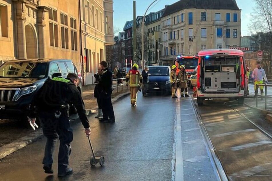 Ein Notarztwagen im Einsatz erfasste am heutigen Freitag eine Fußgängerin in Berlin-Lichtenberg.