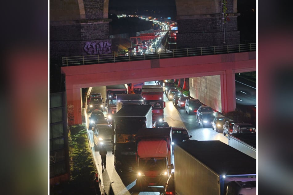 Durch die Vollsperrung kommt es am Donnerstagabend zu einem kilometerlangen Stau.
