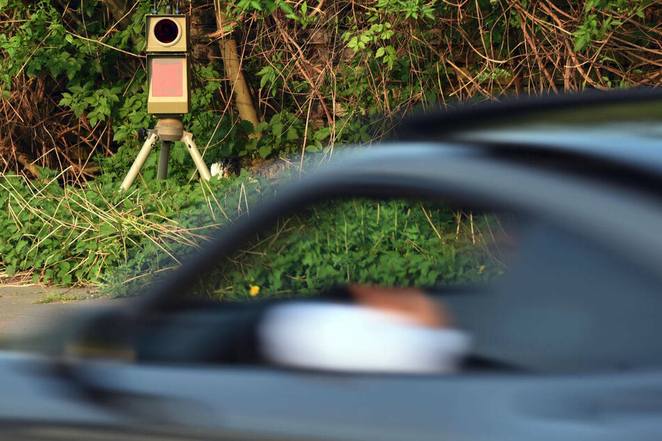 Mit 163 km/h geblitzt: Raser brettert durch geschlossene Ortschaft