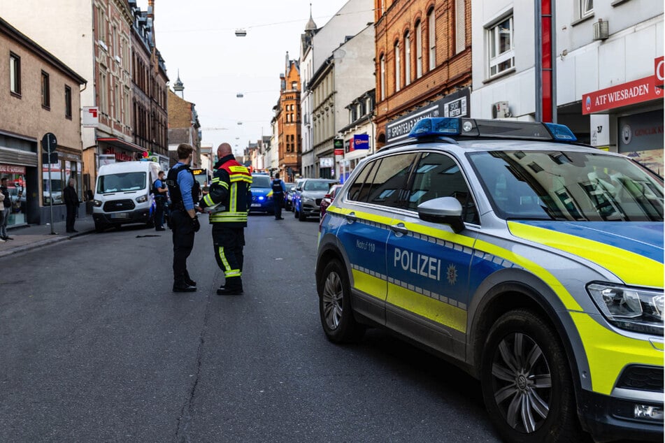 Rund eine Stunde lang musste die Rathausstraße von der Polizei gesperrt werden.